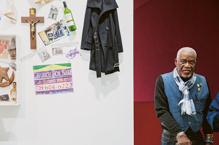 Georges Adéagbo in der Ausstellung »Nimmersatt? Gesellschaft ohne Wachstum denken«, LWL-Museum für Kunst und Kultur, Münster 2021